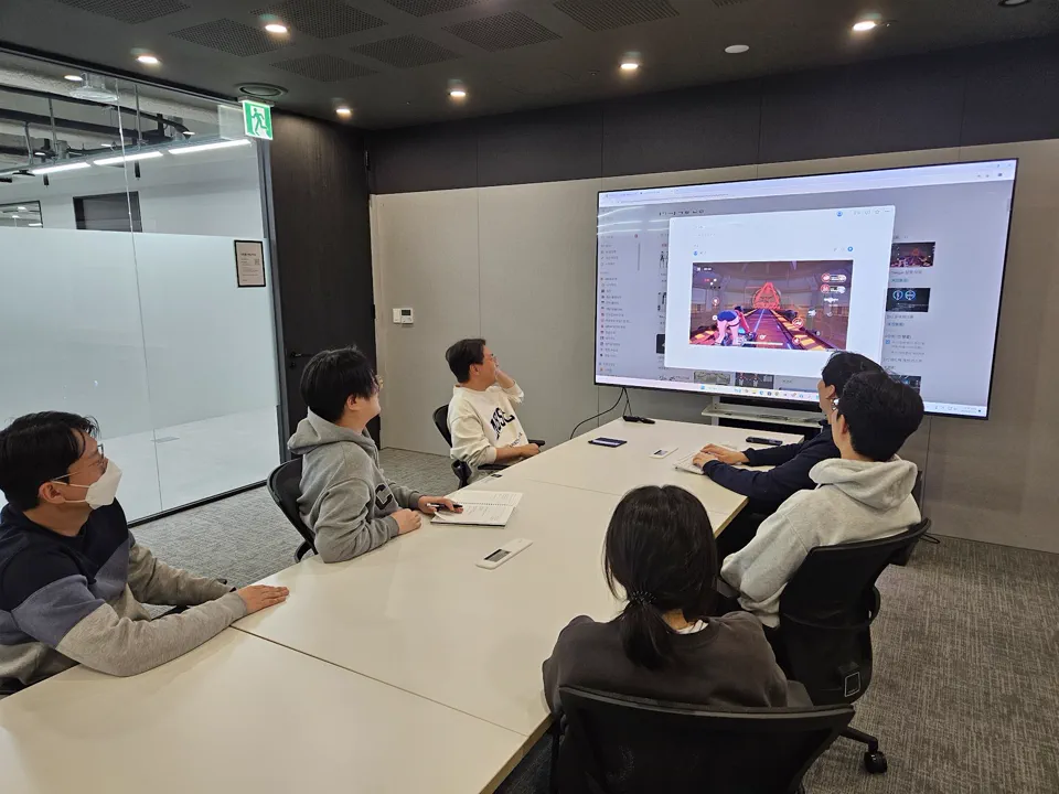 회의실에서 프로젝트 내용을 함께 공유하는 GPUN 구성원들